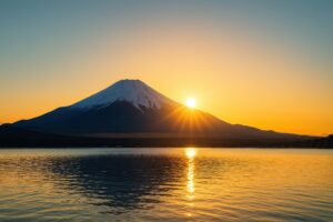 富士山に沈む夕日と水面の反射が美しい風景