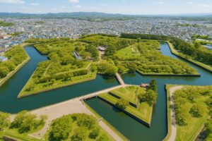 市街地に広がる五稜郭公園の俯瞰風景