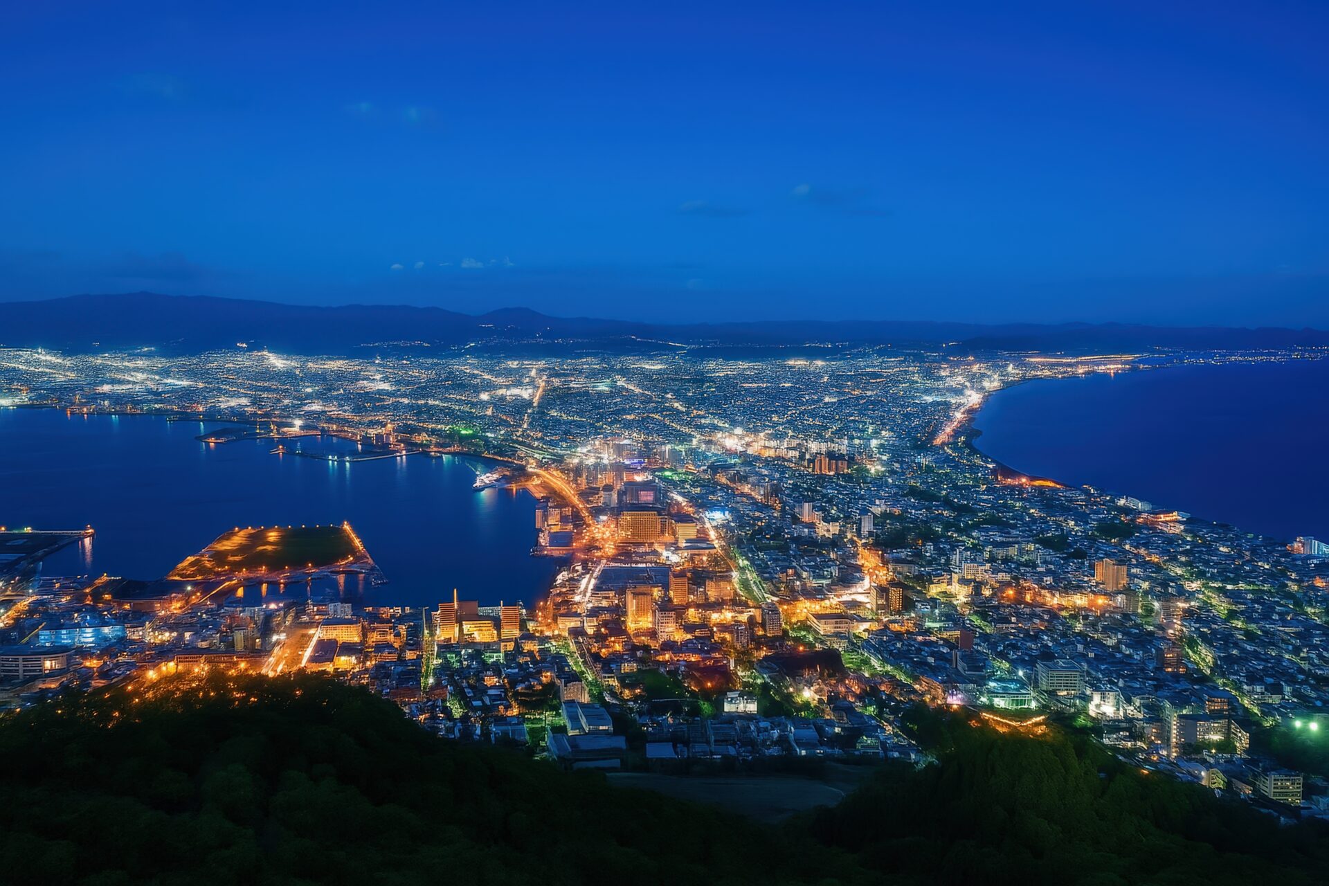 函館山から望む夜景と海に広がる街明かり