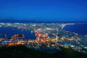 函館山から望む夜景と海に広がる街明かり