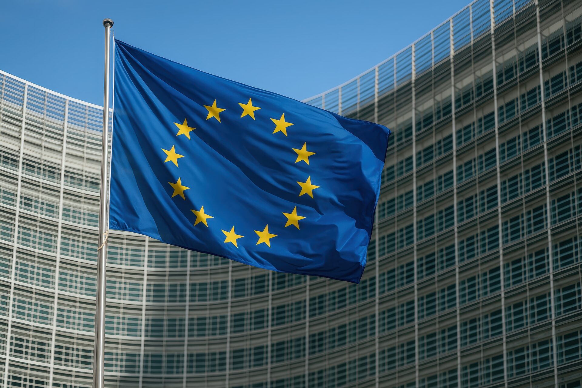 欧州連合の旗が揺れるビル前の様子
