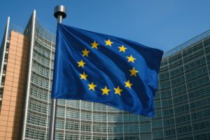 ビルを背景に風にたなびく欧州連合の旗