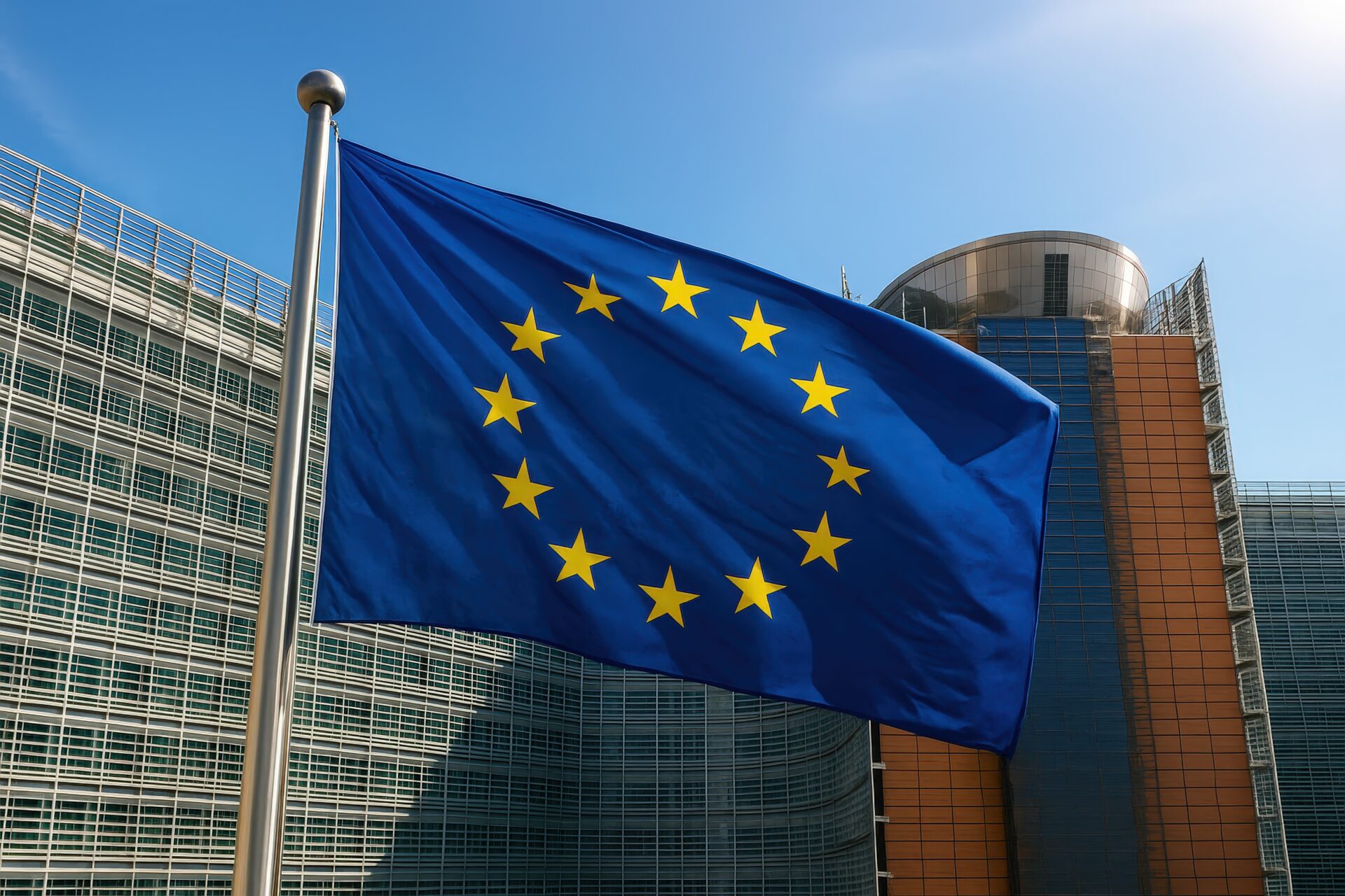 欧州委員会の建物とEU旗のコントラスト