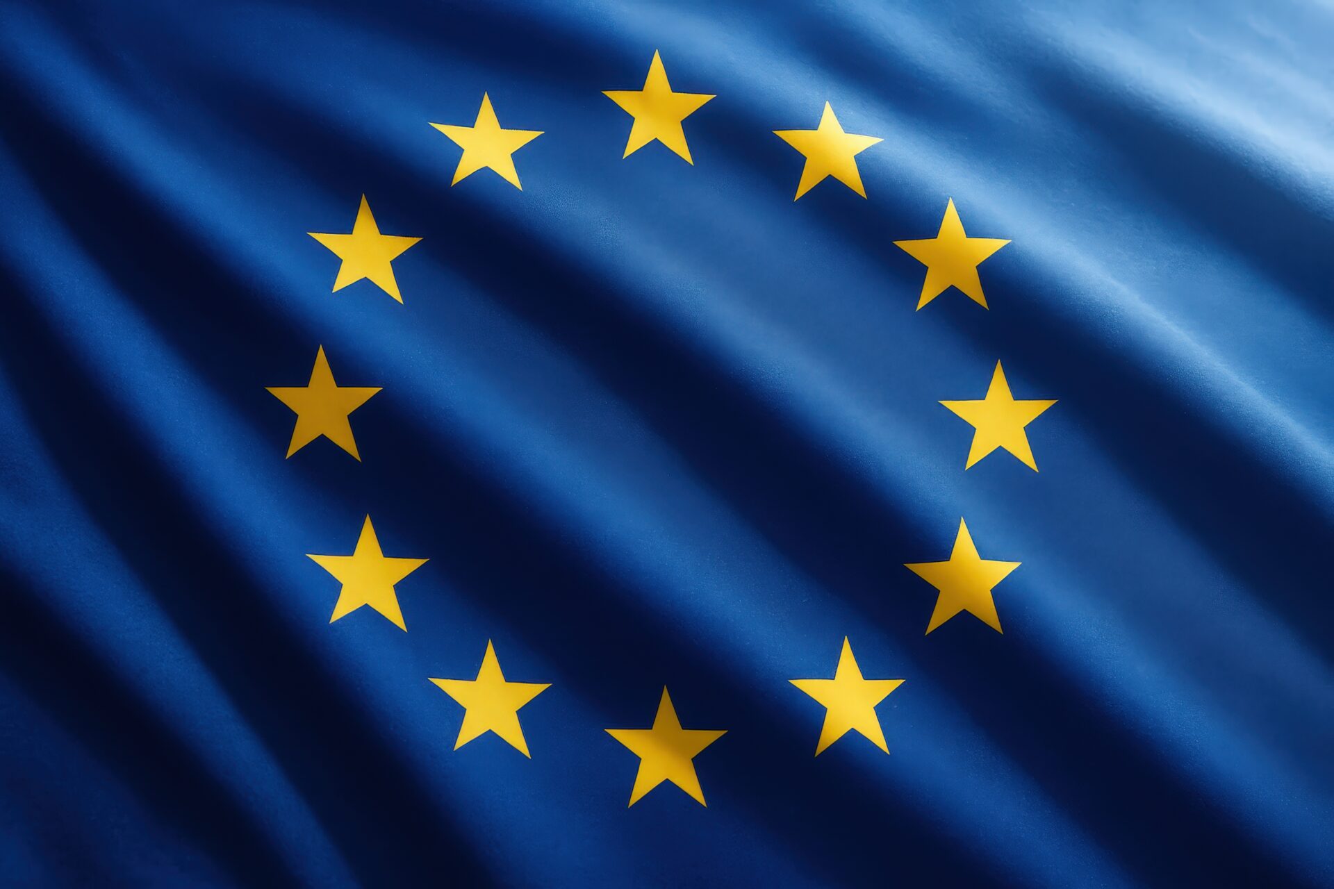 光に照らされた欧州連合の旗のクローズアップ