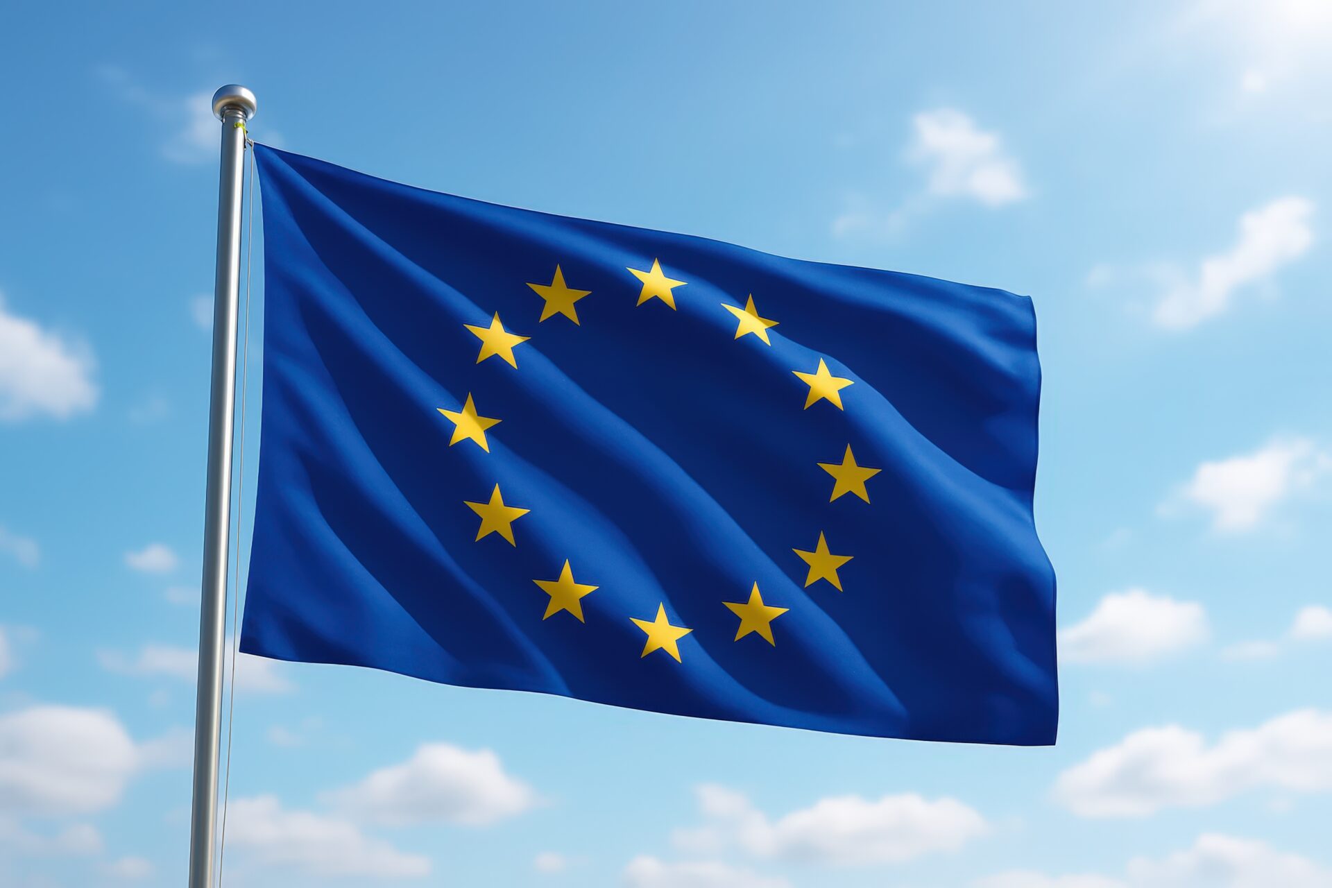 青空の下で掲げられる欧州連合の旗