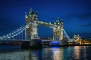 夜景にライトアップされたロンドン塔橋
