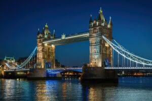 ライトアップされたロンドン塔橋の夜景