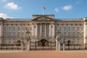 バッキンガム宮殿の正門とイギリス国旗