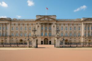 晴天の下で見るバッキンガム宮殿の外観