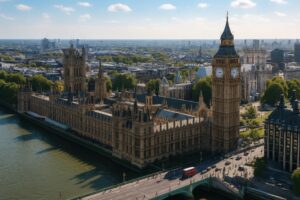 テムズ川沿いのビッグベンとロンドン市街の俯瞰風景