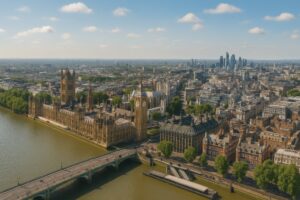 ロンドンの街並みとビッグベンを望む空撮