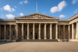 クラシックな柱が並ぶ大英博物館の正面外観