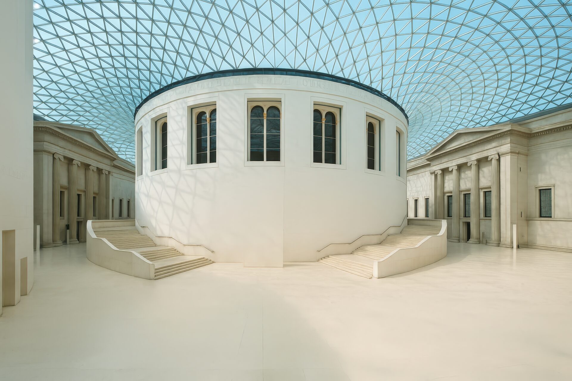 グレート・コートに広がる大英博物館のモダンな内部空間