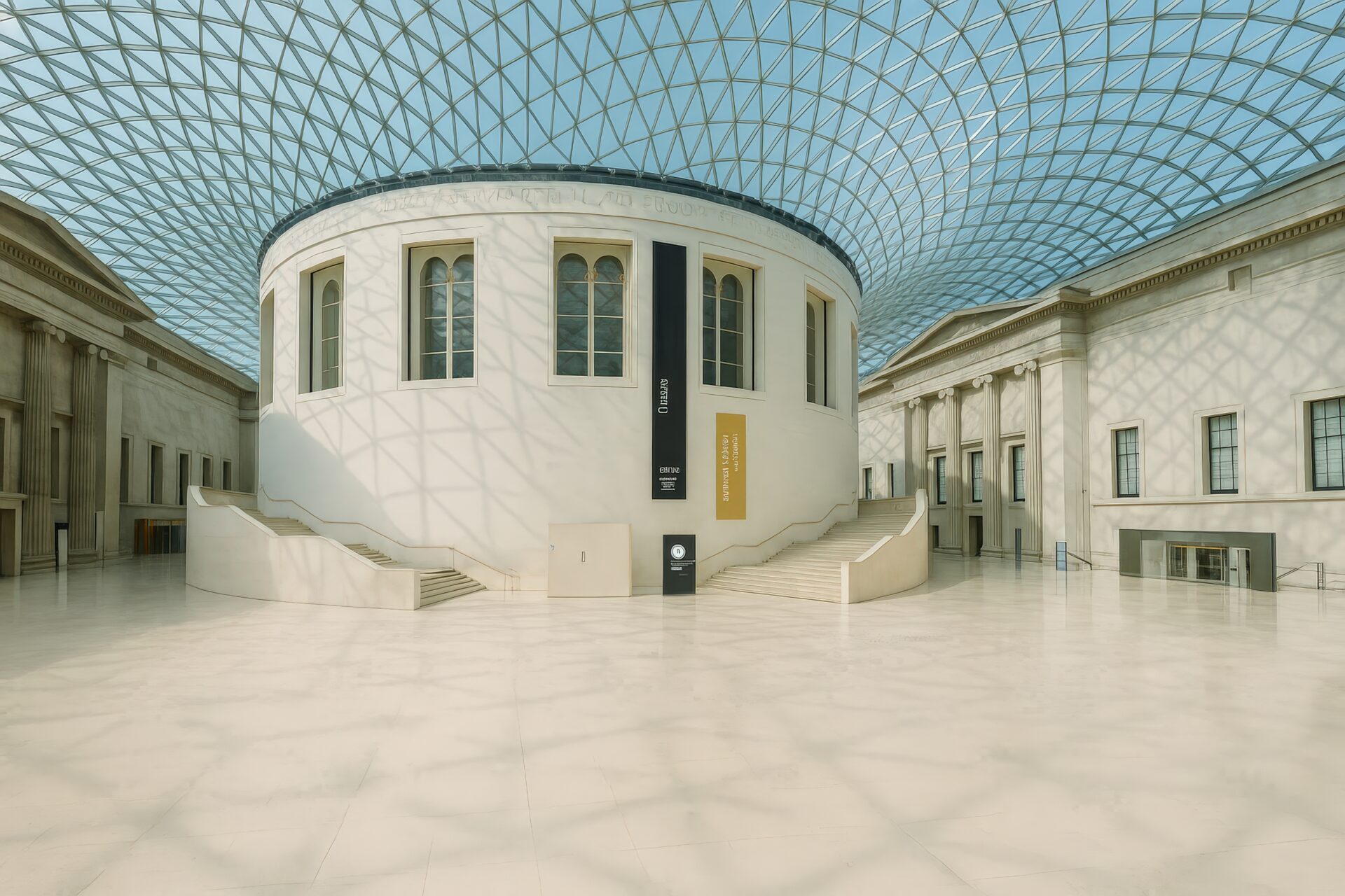 大英博物館グレート・コートの広々とした内部と展示案内