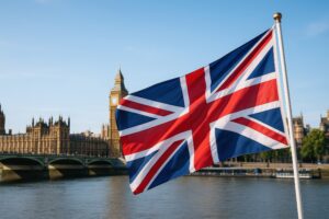 テムズ川沿いに翻るイギリス国旗とビッグベン