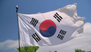 風に揺れる韓国の国旗と青空
