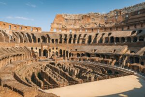 保存状態の良いコロッセオ内部を見下ろした構図