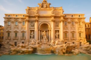 夕陽に照らされるトレヴィの泉とバロック建築の荘厳さ