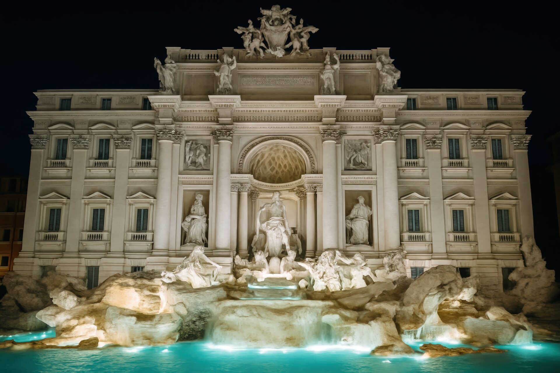 夜にライトアップされたトレヴィの泉の幻想的な風景