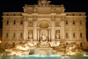 ライトに浮かび上がるトレヴィの泉の夜景