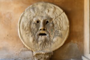 ローマの真実の口を正面から捉えた石像のディテール