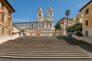 ローマのスペイン階段とトリニタ・デイ・モンティ教会の全景