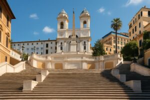 晴天の下で撮影されたスペイン階段と教会の正面風景