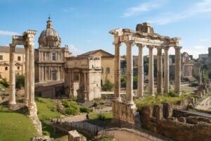 遺跡の柱と古代建築が残るローマのフォロ・ロマーノ