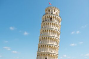 青空に映えるピサの斜塔の上部クローズアップ
