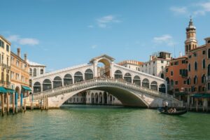 ヴェネツィアのリアルト橋とゴンドラが浮かぶ運河の風景