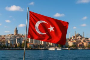 イスタンブールのモスクと街並みを背景に揺れるトルコ国旗