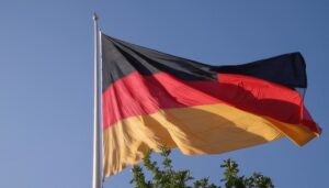 ドイツの国旗が風に揺れる様子