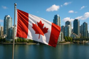カナダ国旗と高層ビル群のあるバンクーバーの都市風景