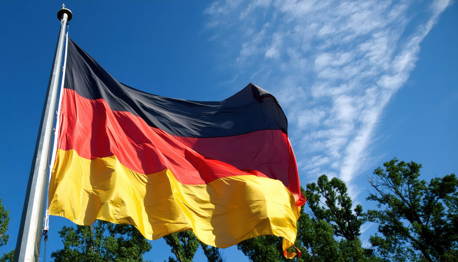 ドイツの国旗と青空