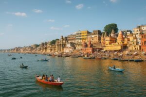 ガンジス川に浮かぶボートとにぎわうバラナシのガート風景