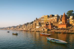 朝日を浴びるバラナシのガートとガンジス川のボート