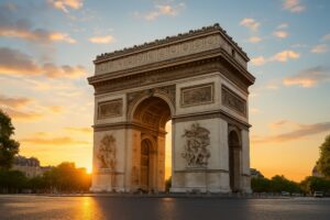 夕暮れ時に照らされる美しい凱旋門の風景