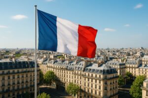 パリの街並みにたなびくフランス国旗のクローズアップ