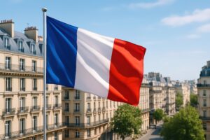 建物越しに映えるフランス国旗と歴史ある街並み