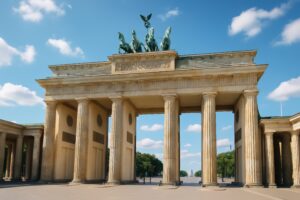 ブランデンブルク門を斜めから見上げた青空の都市風景