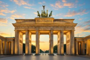 夕焼け空に照らされたブランデンブルク門のライトアップ風景