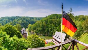 緑豊かな風景とドイツの国旗