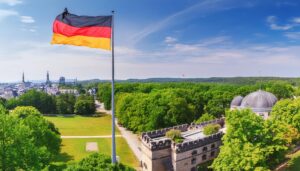 ドイツの都市と国旗が見える風景