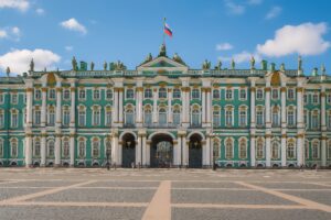 正面から見たエルミタージュ美術館とロシア国旗