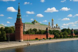 クレムリンの塔と宮殿群を臨む夏のモスクワの風景