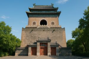 青空の下に佇む北京の鐘楼の外観