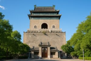 緑に囲まれた北京の鐘楼を真正面から撮影