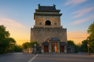 夕暮れ時にライトアップされた北京の鐘楼