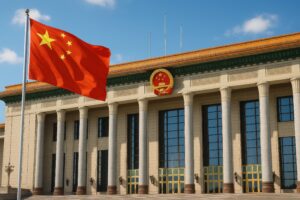 中国国旗がはためく人民大会堂の外観