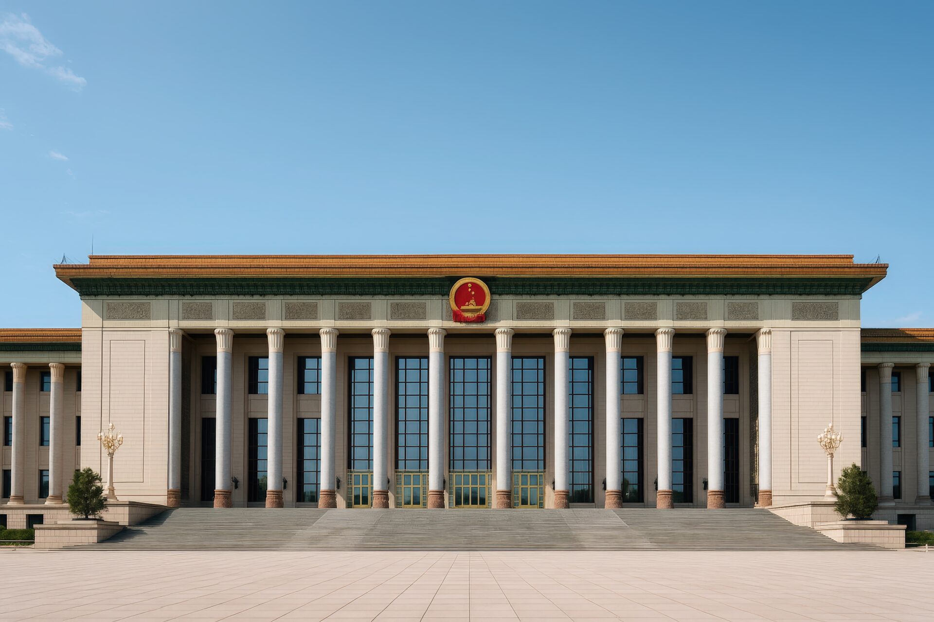 青空の下に建つ人民大会堂の正面全景